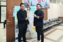 Kuasa hukum DPS menunjukkan salinan surat permohonan mediasi tripartit yang akan diajukan ke Dinas Ketenagakerjaan Kota Jakarta Selatan, terkait sengketa PHK antara DPS dan PT NIL, Kamis (20/8/2026). (Foto: Dok. Kuasa Hukum DPS)