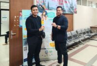 Kuasa hukum DPS menunjukkan salinan surat permohonan mediasi tripartit yang akan diajukan ke Dinas Ketenagakerjaan Kota Jakarta Selatan, terkait sengketa PHK antara DPS dan PT NIL, Kamis (20/8/2026). (Foto: Dok. Kuasa Hukum DPS)