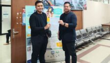 Kuasa hukum DPS menunjukkan salinan surat permohonan mediasi tripartit yang akan diajukan ke Dinas Ketenagakerjaan Kota Jakarta Selatan, terkait sengketa PHK antara DPS dan PT NIL, Kamis (20/8/2026). (Foto: Dok. Kuasa Hukum DPS)